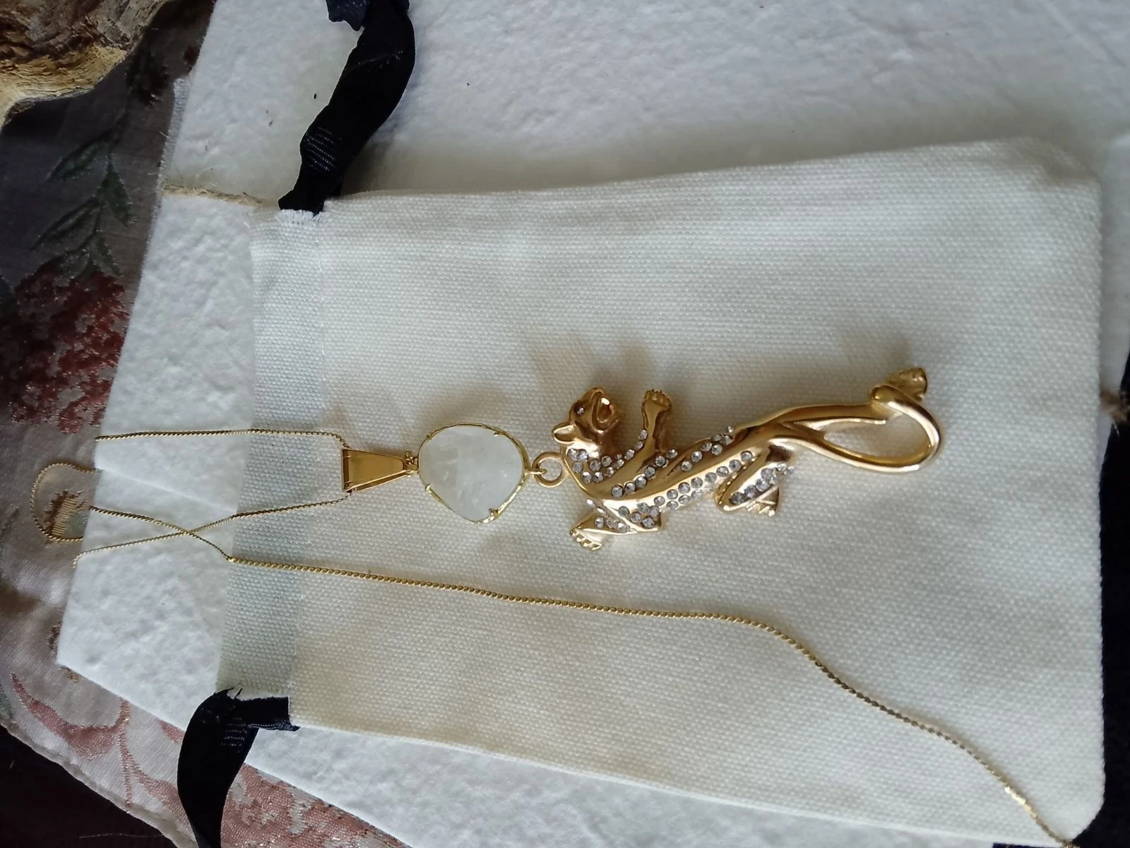 Colgante de pantera dorada con conector de cristal de roca – photo 3